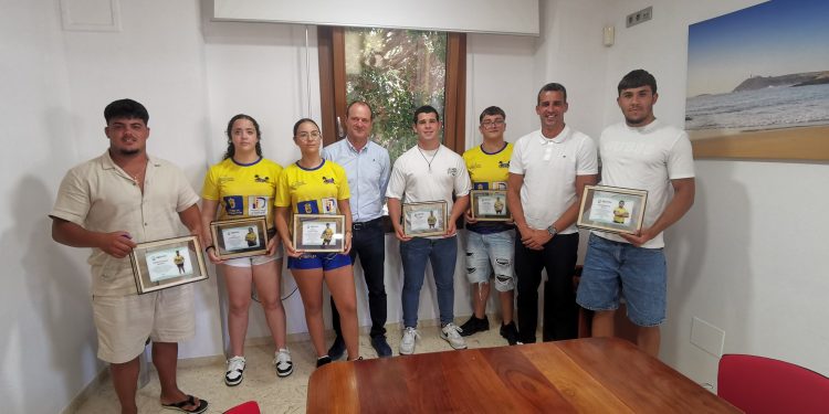 El Ayuntamiento de Agüimes reconoce a seis jóvenes luchadores por sus éxitos con la selección