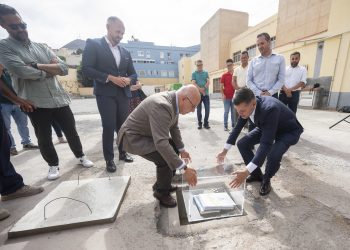 Gáldar coloca la primera piedra del aparcamiento del Saulo Torón y de la futura biblioteca y radio municipal
