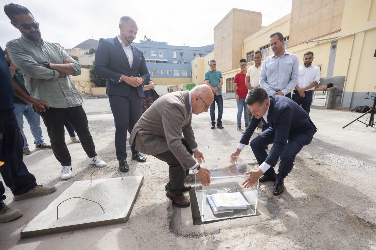 Gáldar coloca la primera piedra del aparcamiento del Saulo Torón y de la futura biblioteca y radio municipal
