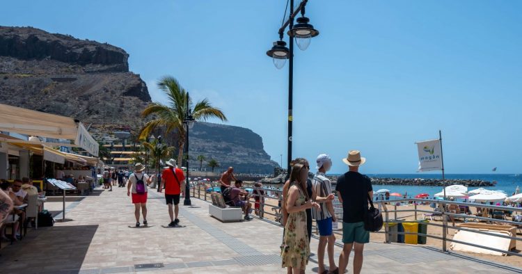 El Ayuntamiento completa la instalación de alumbrado eficiente en Playa de Mogán y suma 130 luminarias inteligentes