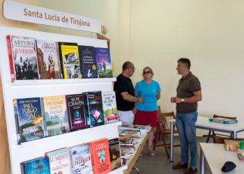 El Ayuntamiento acerca la lectura a la playa con ‘Un mar de libros’ en Pozo Izquierdo