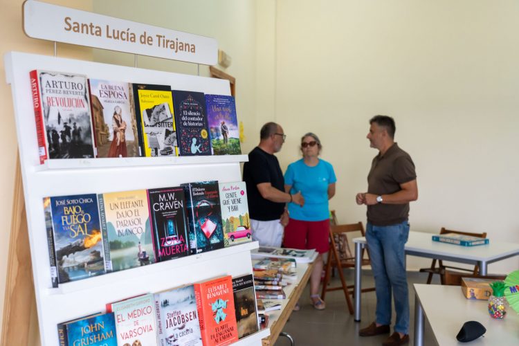 El Ayuntamiento acerca la lectura a la playa con ‘Un mar de libros’ en Pozo Izquierdo