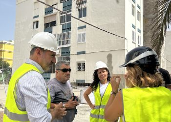 La instalación de los ascensores marca una nueva fase en la rehabilitación del Grupo IFA, que ya alcanza el 70 % de ejecución