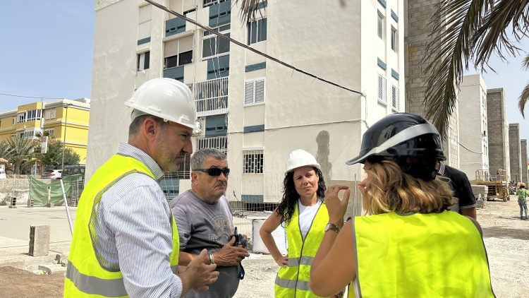 La instalación de los ascensores marca una nueva fase en la rehabilitación del Grupo IFA, que ya alcanza el 70 % de ejecución