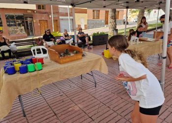 La Plaza de la Candelaria cambia las pantallas por trompos, sogas y juegos de siempre