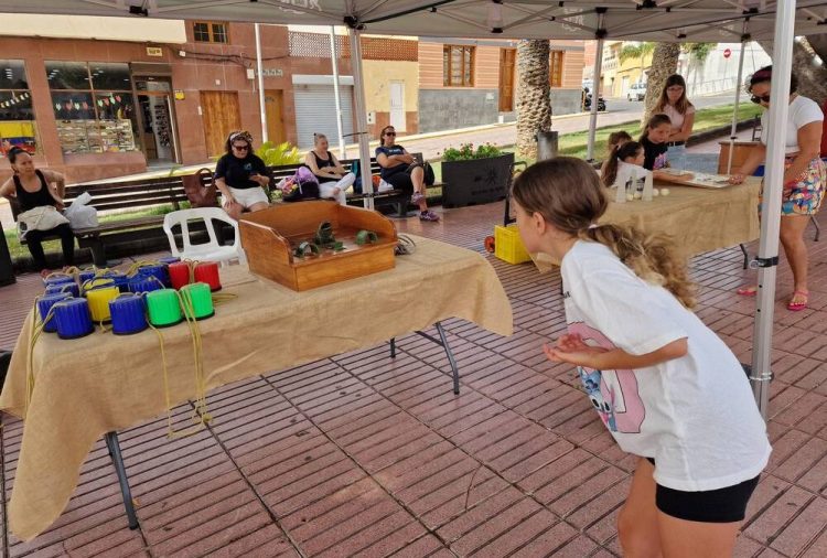 La Plaza de la Candelaria cambia las pantallas por trompos, sogas y juegos de siempre