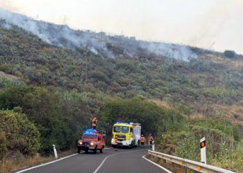 El incendio forestal declarado en Cazadores queda controlado tras el intenso trabajo de los efectivos durante la noche