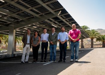 Gáldar inaugura las marquesinas fotovoltaicas del tanatorio municipal y reabre su aparcamiento