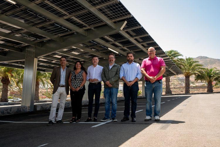 Gáldar inaugura las marquesinas fotovoltaicas del tanatorio municipal y reabre su aparcamiento