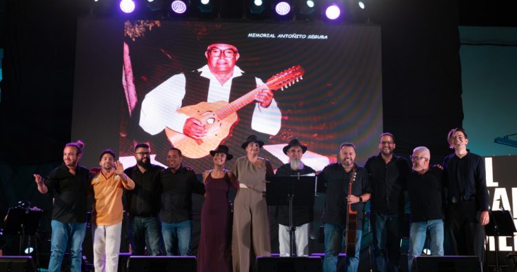 El VII Memorial Antoñito Segura regala una noche de folclore y emoción a las Fiestas del Carmen de Arguineguín