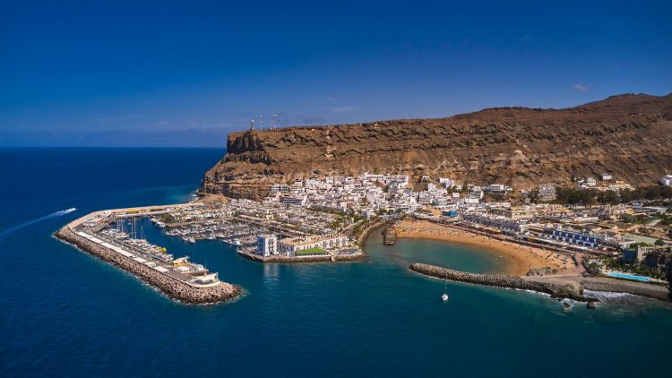 Puertos Canarios firma el contrato para acondicionar la calle Explanada del Castillete del puerto de Mogán