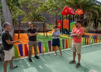 El Ayuntamiento renueva el parque infantil de El Horno y el césped de la cancha anexa