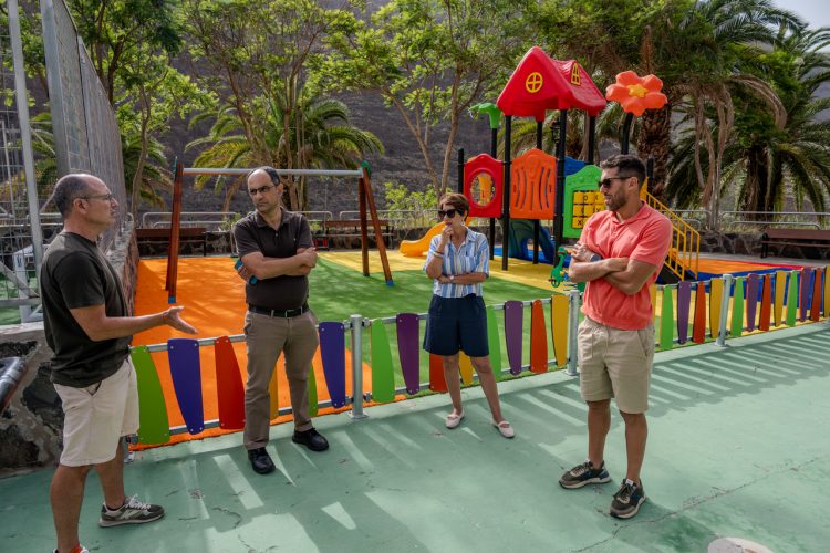 El Ayuntamiento renueva el parque infantil de El Horno y el césped de la cancha anexa