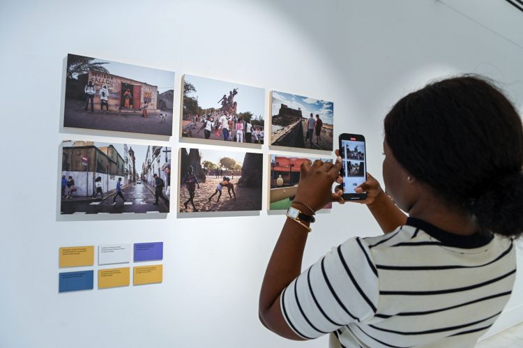 Casi 2.000 personas visitaron TRAVESÍAS, la exposición que da voz a los menores migrantes