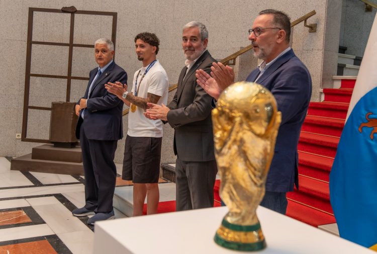 El Gobierno de Canarias rinde tributo a Yéremy Pino tras la histórica conquista del Mundial de Fútbol
