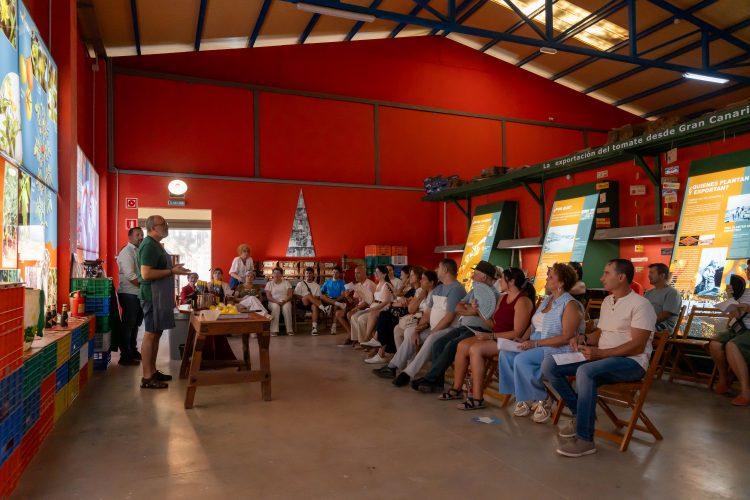 El alcalde hace veinte litros de mejunje para llevar a la Romería del Pino en Teror