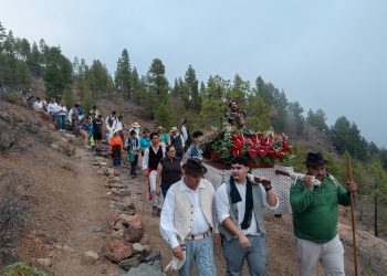 La Bajada de Santiago El Chico reúne a más de 300 personas entorno a la tradición, la música y hospitalidad