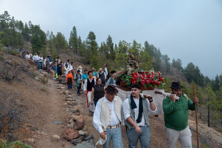 La Bajada de Santiago El Chico reúne a más de 300 personas entorno a la tradición, la música y hospitalidad