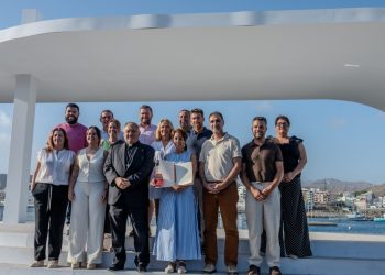 Onalia Bueno recibe la medalla del Papa y el Libro de Honores de Mogán firmado por el Santo Padre