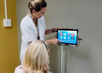 El Hospital Insular de Gran Canaria incorpora un lector ocular para mejorar la comunicación de pacientes con trastornos neuromotores graves