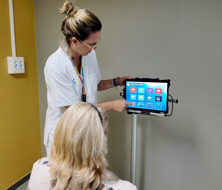 El Hospital Insular de Gran Canaria incorpora un lector ocular para mejorar la comunicación de pacientes con trastornos neuromotores graves