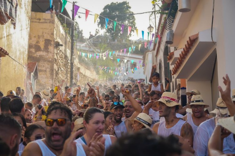 La Bajada del Carbonero reúne a más de 800 personas para recordar uno de los antiguos oficios de Tunte