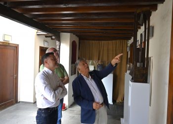 El escultor Máximo Riol dona 10 obras y tres libros al Museo Agáldar
