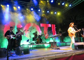 La buena energía de Coti hizo vibrar al público en la víspera del Día Grande de las Fiestas de La Virgen 2026