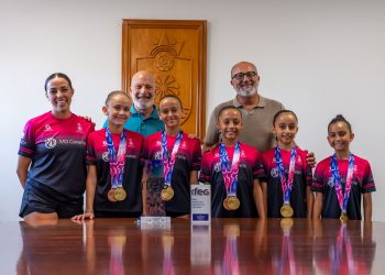 El alcalde y el concejal de Deportes felicitan a las gimnastas del Club Praxis por sus éxitos deportivos