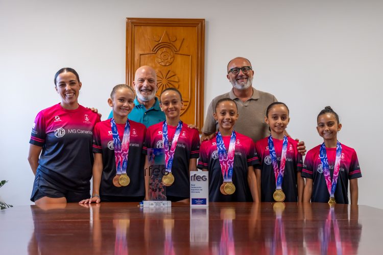 El alcalde y el concejal de Deportes felicitan a las gimnastas del Club Praxis por sus éxitos deportivos
