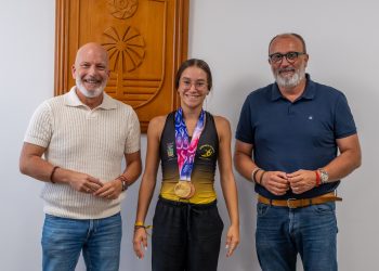 El alcalde y el concejal de Deportes felicitan a la gimnasta santaluceña Inés Pérez por sus éxitos deportivos