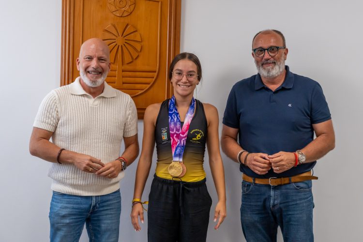 El alcalde y el concejal de Deportes felicitan a la gimnasta santaluceña Inés Pérez por sus éxitos deportivos