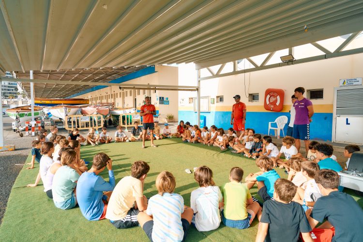 La Fundación Puertos de Las Palmas y la Federación de Vela Latina Canaria de Botes consolidan su curso de verano con más de 50 participantes cada semana