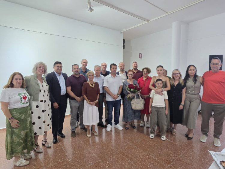 EL PSOE DE SANTA LUCÍA DE TIRAJANA RINDE UN EMOTIVO HOMENAJE A ADOLFO GOPAR ANTE UNA CASA DE LA CULTURA REPLETA