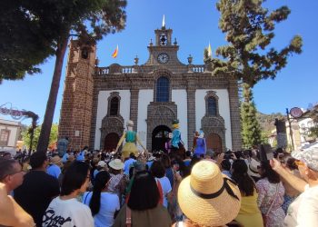 La bandera del Pino ya ondea en lo alto de la Basílica, sin mojarse