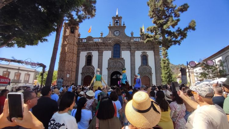 La bandera del Pino ya ondea en lo alto de la Basílica, sin mojarse