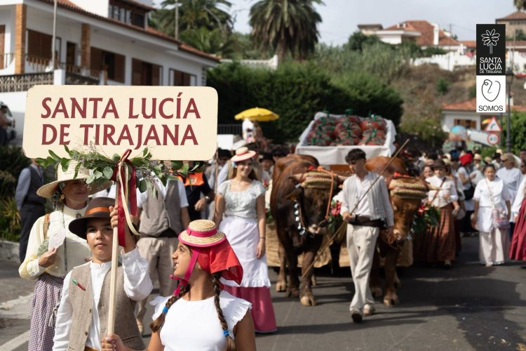 Casi 300 personas acompañan a la carreta de Santa Lucía de Tirajana en la Ofrenda Romería del Pino