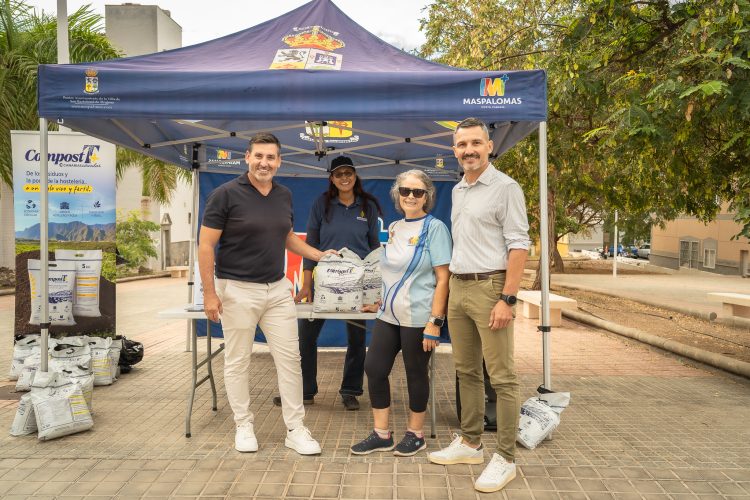 La Concejalía de Limpieza entrega a los vecinos el compost generado a partir de los residuos orgánicos de los hoteles 