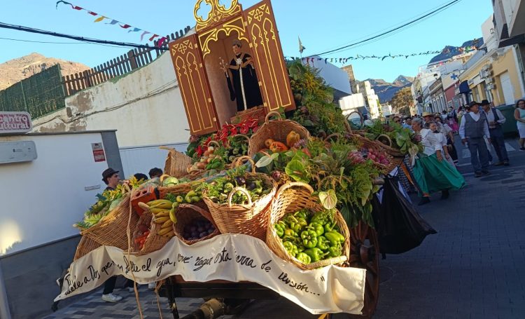 La Aldea de San Nicolás celebra el día grande de sus fiestas con la devoción a su patrón y la tradicional Romería Ofrenda