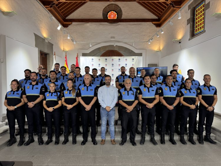 Telde formaliza a 32 agentes de la Policía Local como funcionarios de carrera en un acto oficial celebrado en la Ermita San Pedro Mártir