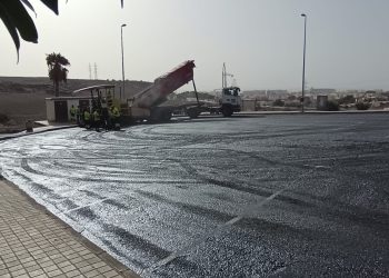 El Ayuntamiento reasfalta el aparcamiento de El Lomo de Maspalomas