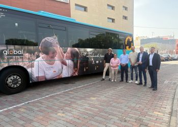 Una guagua se convierte en mensaje de recuerdo para visibilizar el Alzheimer en las calles de la isla