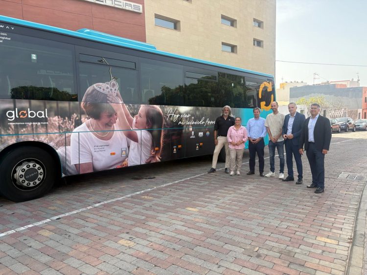 Una guagua se convierte en mensaje de recuerdo para visibilizar el Alzheimer en las calles de la isla