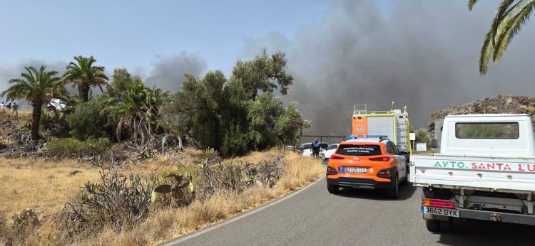 Cinco helicópteros combaten el fuego en el incendio en El Ingenio que afecta ya a 6.700 metros