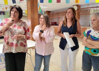 15 alumnas se adentran en el conocimiento de la vestimenta tradicional canaria de la mano de Pepita Bravo