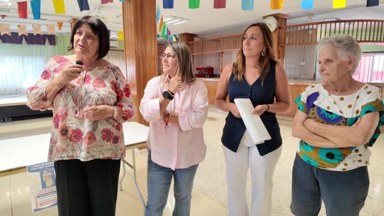15 alumnas se adentran en el conocimiento de la vestimenta tradicional canaria de la mano de Pepita Bravo