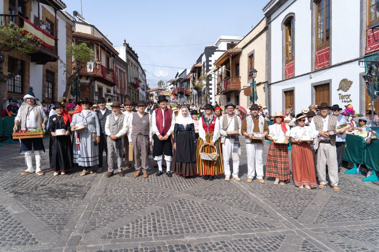 Más de 300 personas acompañan una ofrenda de 1.000 kilos en la participación de San Bartolomé de Tirajana en la Romería del Pino