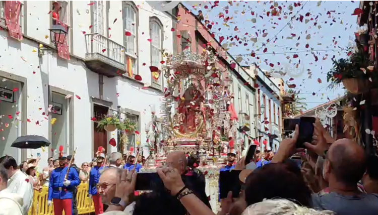 Teror recibe en el Día del Pino una oleada de calor y peregrinos para visitar a la Virgen