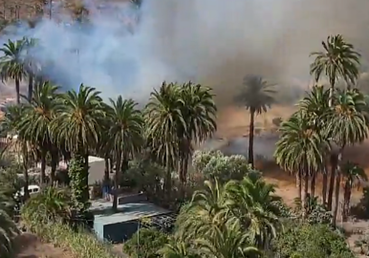 El Incendio en el  Ingenio de Santa Lucía de Tirajana obliga a desalojar varias viviendas