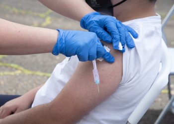 Sanidad inicia hoy la inmunización frente la gripe, covid-19 y virus respiratorio sincitial entre los colectivos más vulnerables